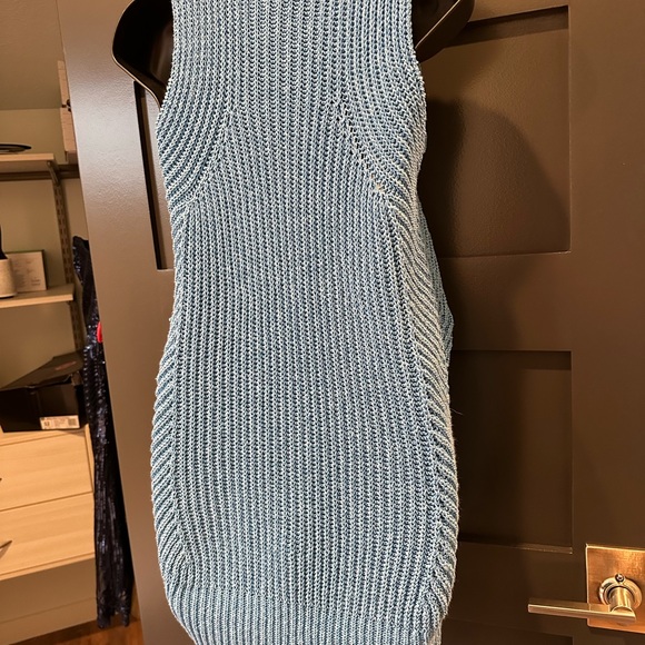 Sleeveless knit top. - Picture 4 of 5